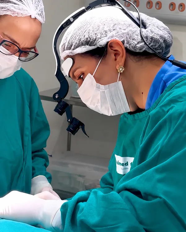 Dra. Fabiana Muniz com equipe médica em ambiente hospitalar